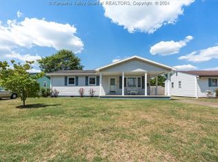 423 Harpold Ave, Ravenswood, WV 26164