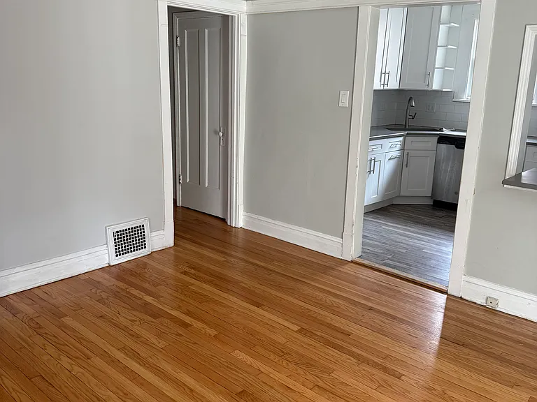2439 W Byron St — Photo 6