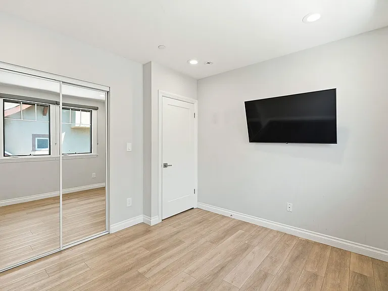 1822 S Harvard Blvd — Photo 28