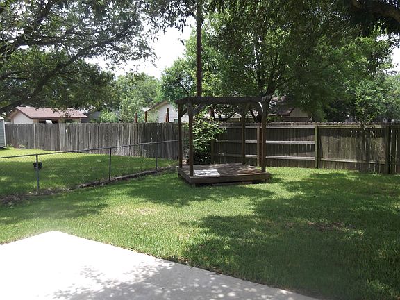 3rd image of 1412 Hillcrest Dr