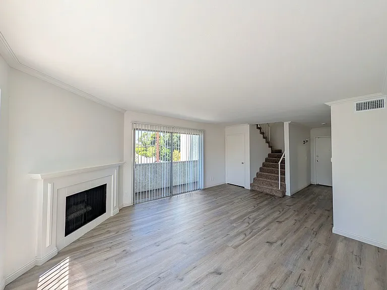 Chateau Lamont Apartments — Photo 10