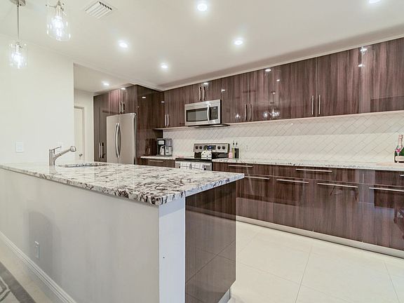 5th image of 3056 Lake Shore Dr