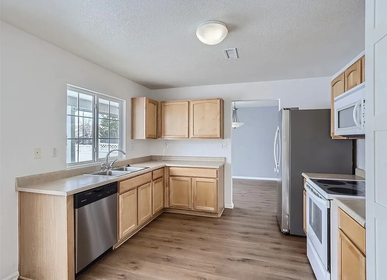 3 bed, 1942 sqft, $3,000 — Photo 1