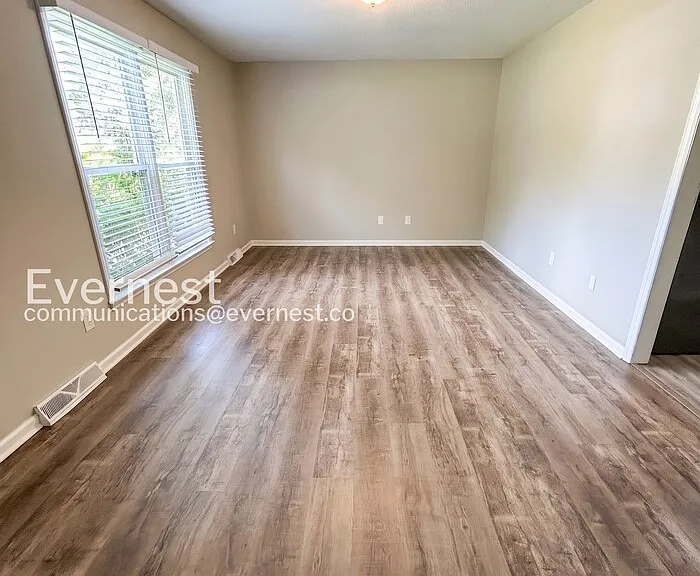1676 Guilford Dr — Photo 5
