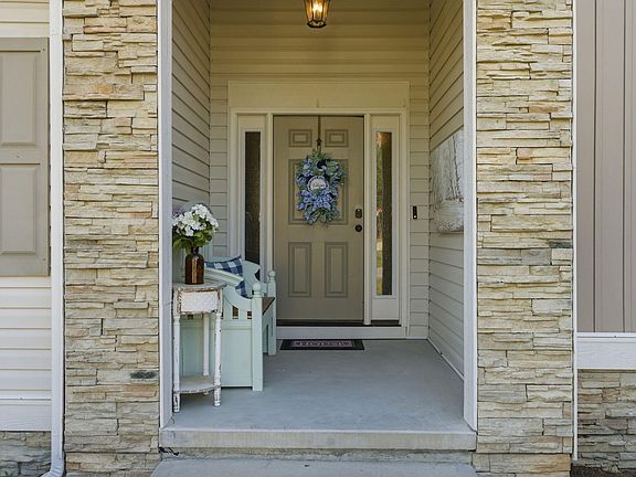 3rd image of 142 Candlenut Ln