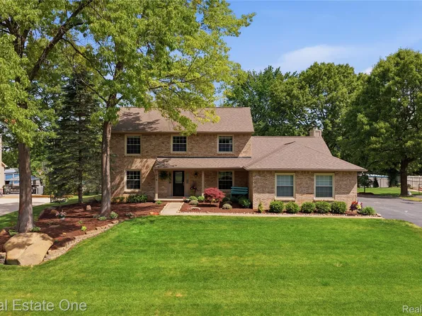 219 Briarwood Dr, Highland, MI 48357