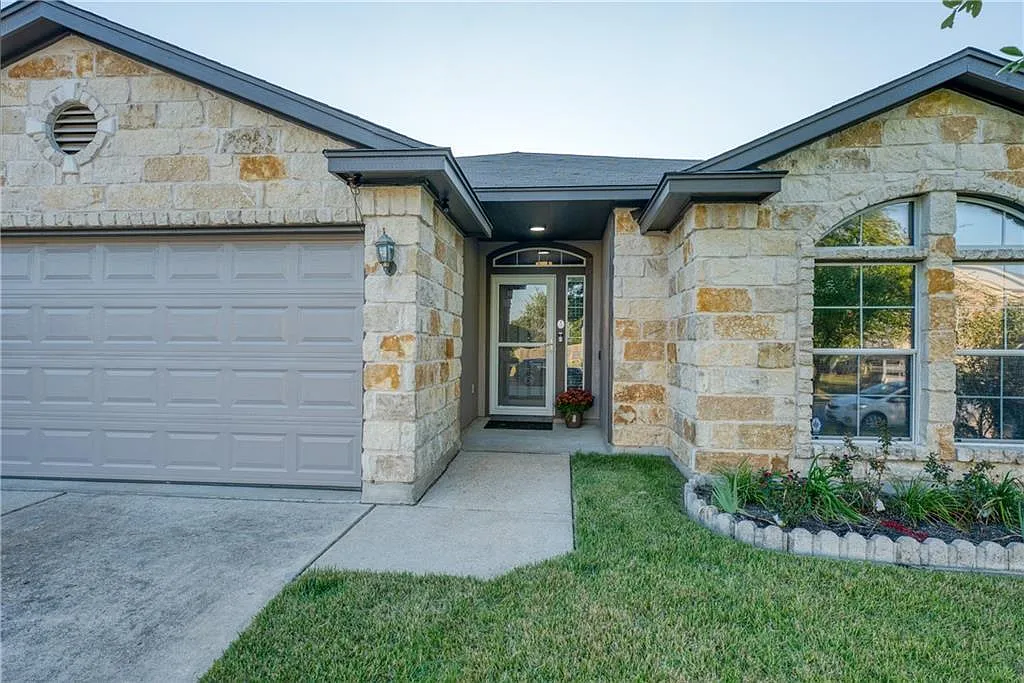 4 bed, 2.0 bath, 1701 sqft, $2,095 — Photo 3