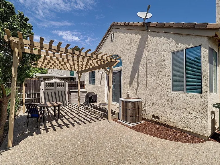 915 Tipperary Dr — Photo 11