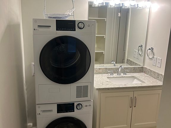 5th image of 712 Avenue A NE