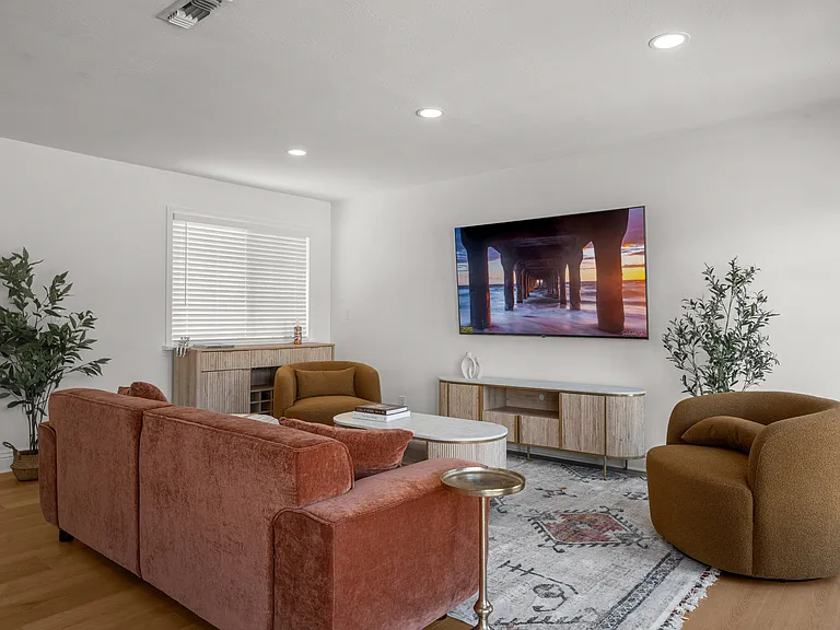 22309 Leadwell St — Photo 40