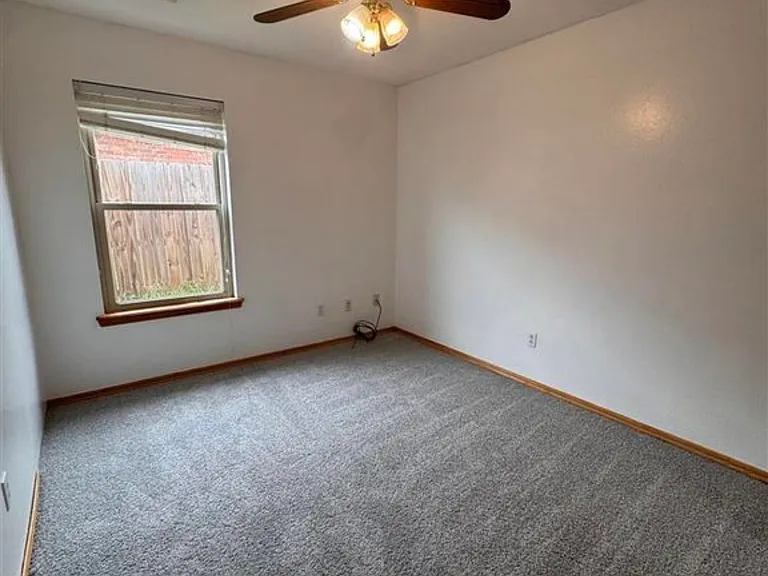 118 SE Churchill Way — Photo 7