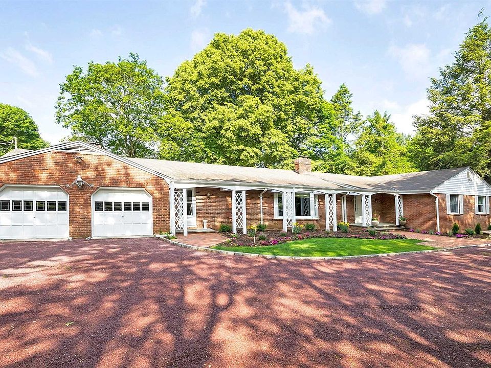 1st image of 4 Meadowridge Ln