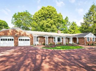 4 Meadowridge Ln, Glen Head, NY 11545
