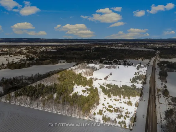 631 Schwan Rd, Laurentian Valley, ON K8A 0J2