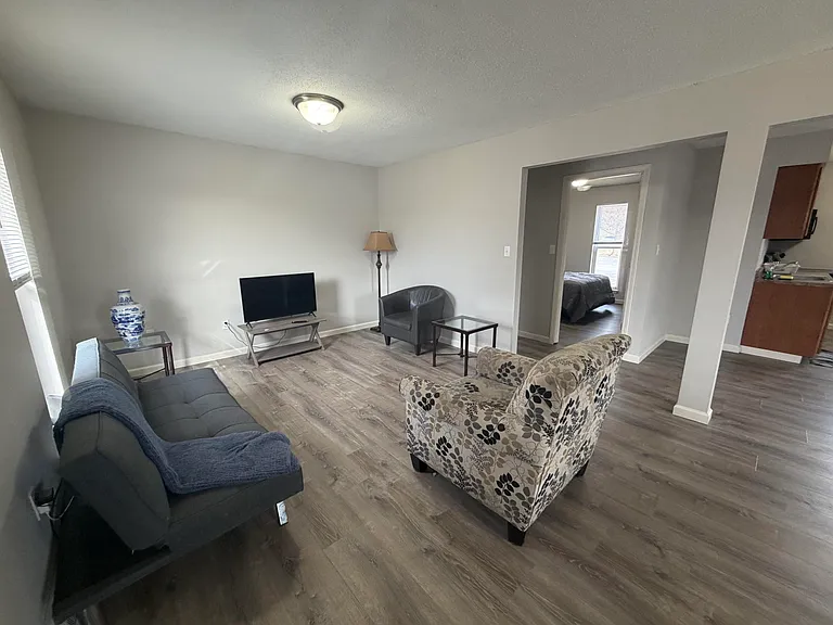 202 Wheaton Ct — Photo 4