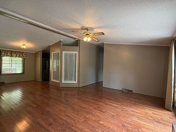 3rd image of 104 Fuson St