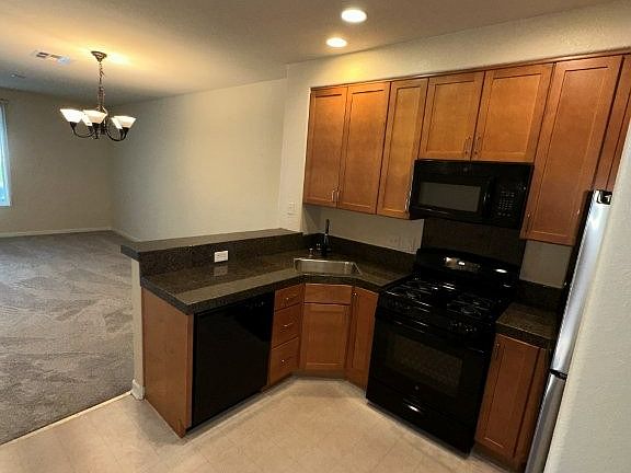 5th image of 622 Arcadia Dr