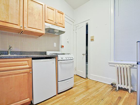 4th image of 167 W 71st St APT 17