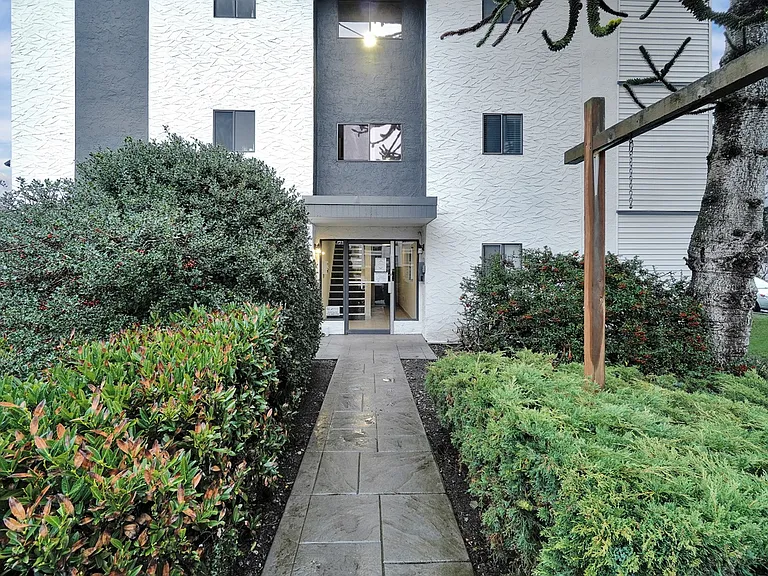 130 Stewart Ave #9 — Photo 32