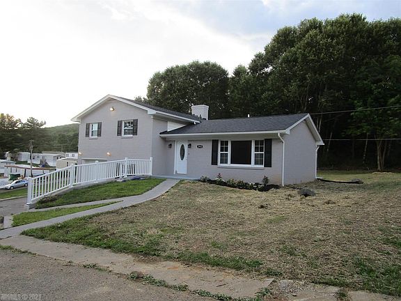 2nd image of 2912 Meadowbrook Dr