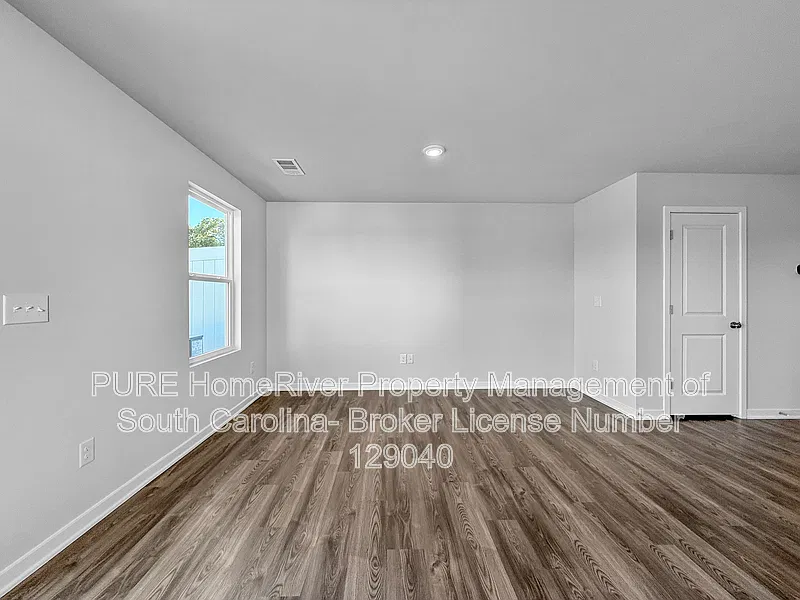 3 bed, 2.5 bath, 1402 sqft, $1,715 — Photo 2