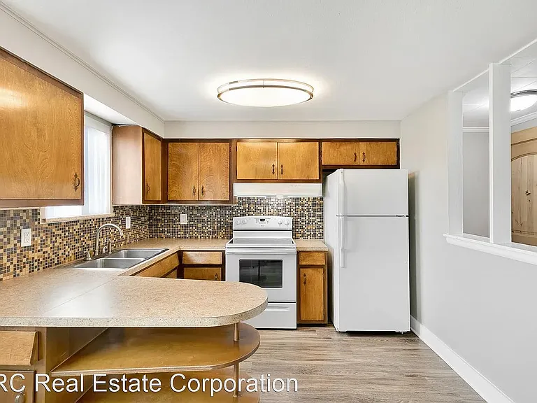 COTTONWOOD APARTMENTS — Photo 35