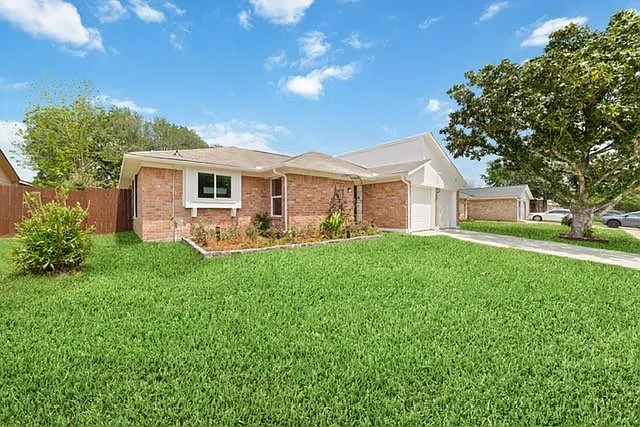 4 bed, 2.0 bath, 1668 sqft, $2,200 — Photo 2