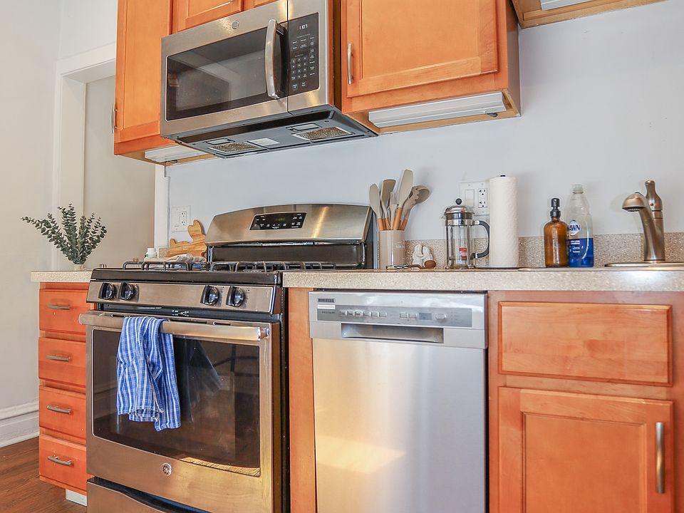 1st image of 921 W Sunnyside Ave #2W