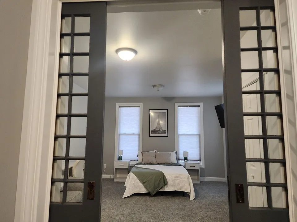 327 W 8th St