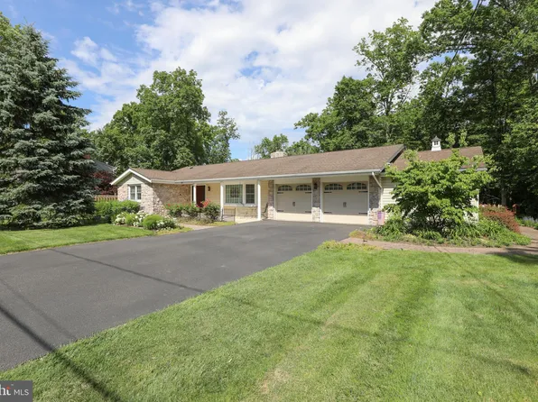 305 S 3rd St, Quakertown, PA 18951