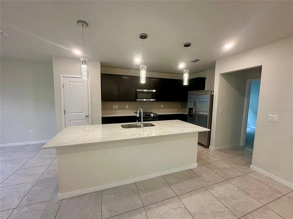 5 bed, 3.0 bath, 2660 sqft, $2,700 — Photo 2
