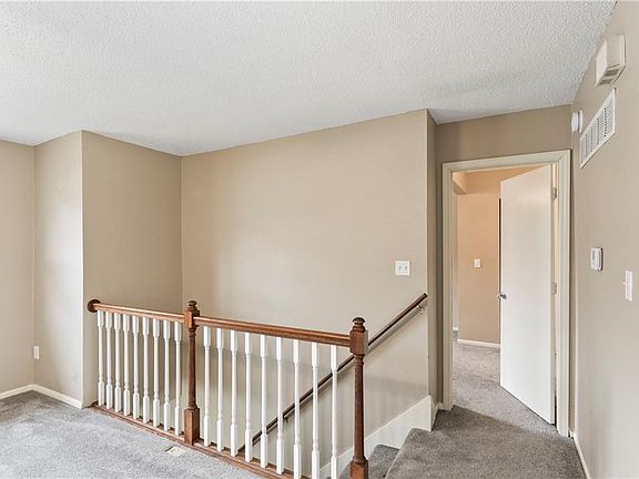 3rd image of 409 NE Westwind Dr