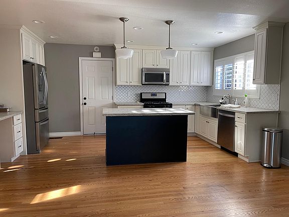 2nd image of 2615 Aragon Way