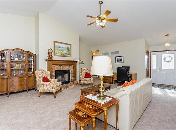 2nd image of 19 Miraclair Dr