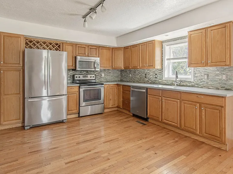 152 N Main St — Photo 2