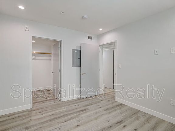 2nd image of 5068 Romaine St