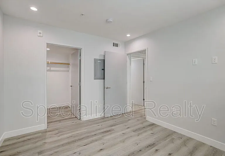 5068 Romaine St — Photo 2