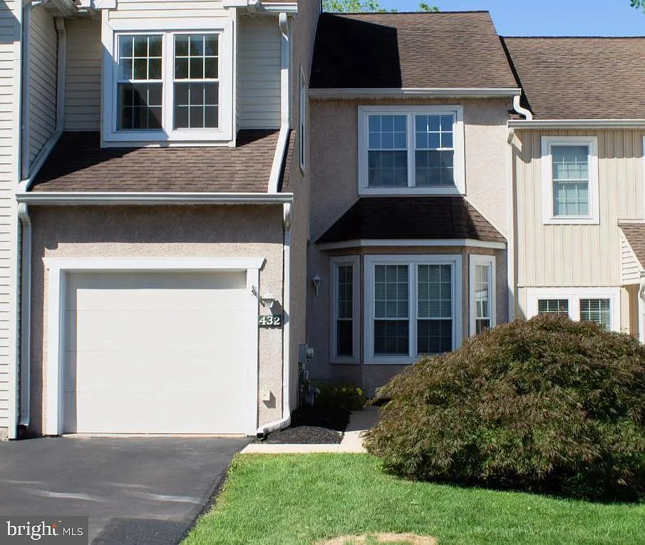 3 bed, 2.5 bath, 1927 sqft, $3,300 — Photo 1