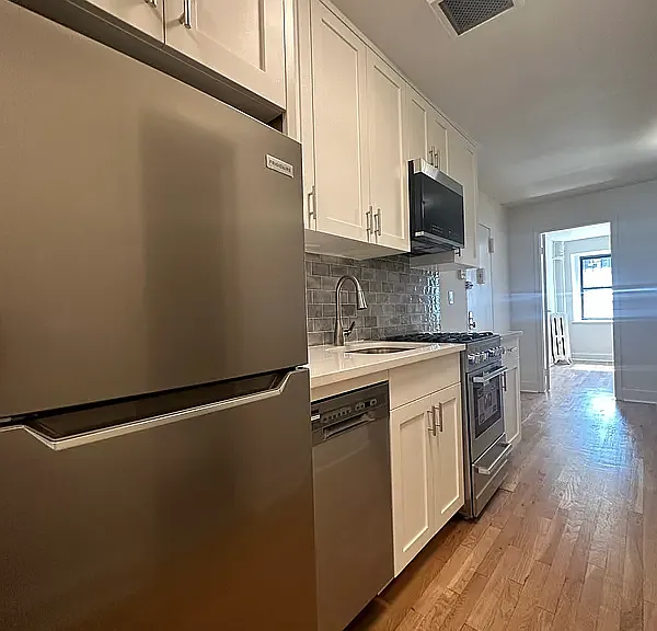 245 E 33rd St #1 — Photo 3