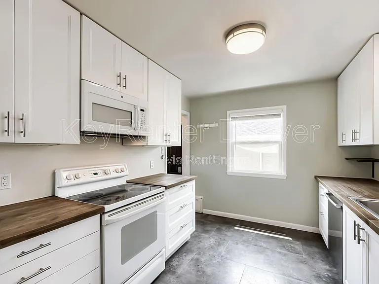 2226 W Baltic Pl — Photo 8