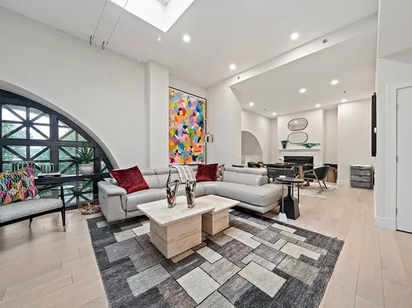 2420 Beacon St Unit 401, Chestnut Hill, MA 02467