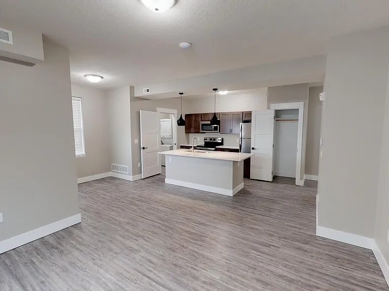 801 W Cedar St — Photo 32