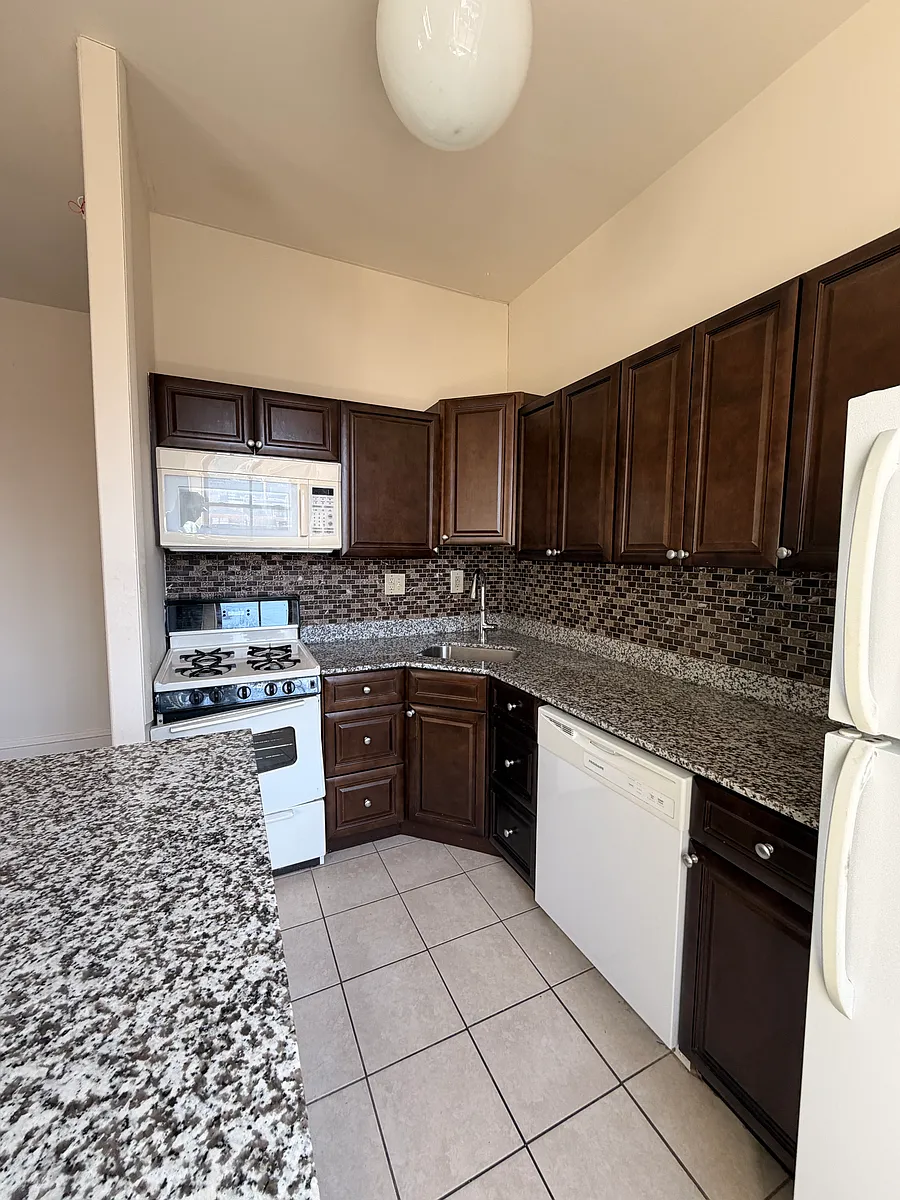 Building Photo - 1931 Spring Garden St #3F