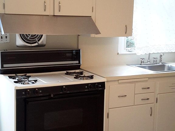 Kitchen (14' x 11.5')