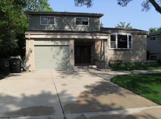 9847 N Huber Ln, Niles, IL 60714