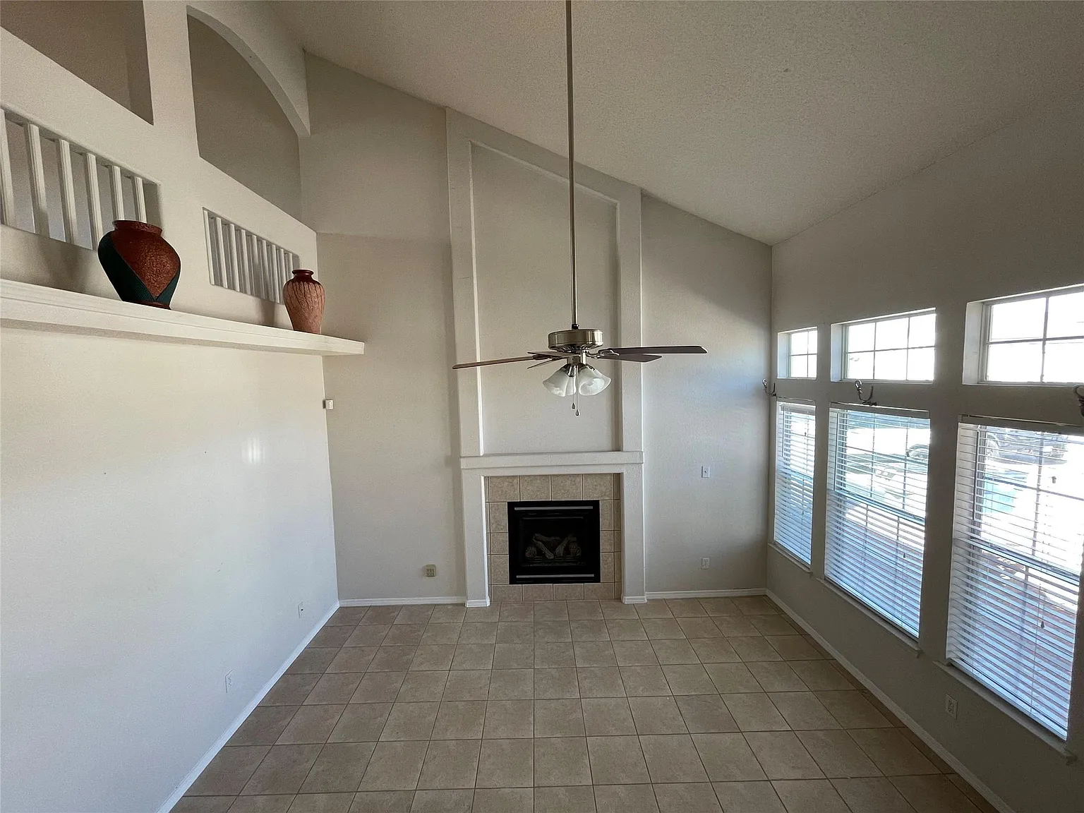 3 bed, 2.5 bath, 1940 sqft, $2,350 — Photo 4