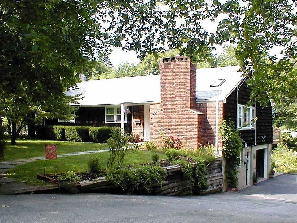 Custom built exp.ranch with plenty of growing room,perfect location 
