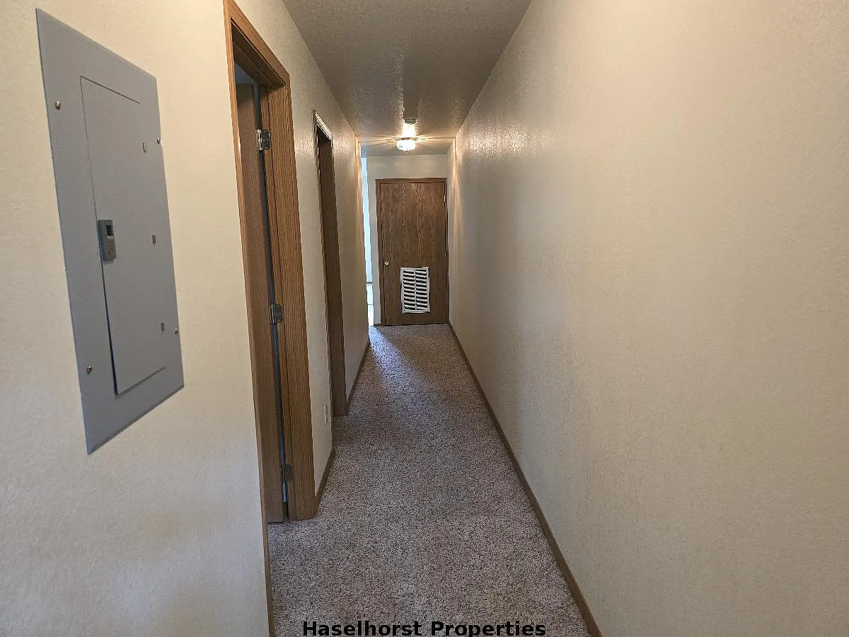 605 E Grand - Large 2BR Duplex Just 2 Blocks from MSU! — Photo 4