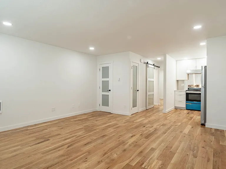 928 NW Spring St — Photo 22