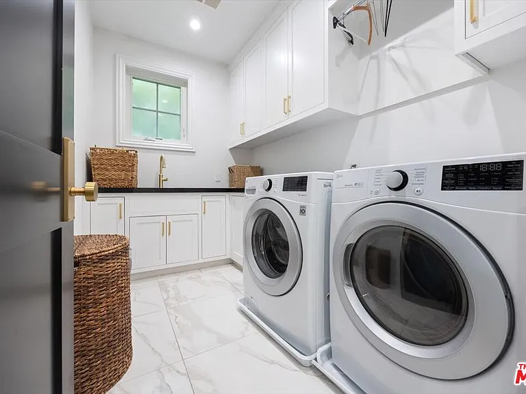 4225 Alcove Ave — Photo 40